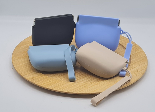 Leckerlitasche mit Magnetverschluss und Handschlaufe aus Silikon