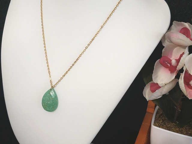 Collier effet pierre pailletée