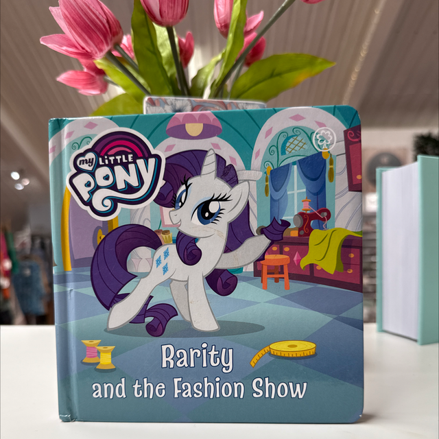 Rarity and the Fashion Show 