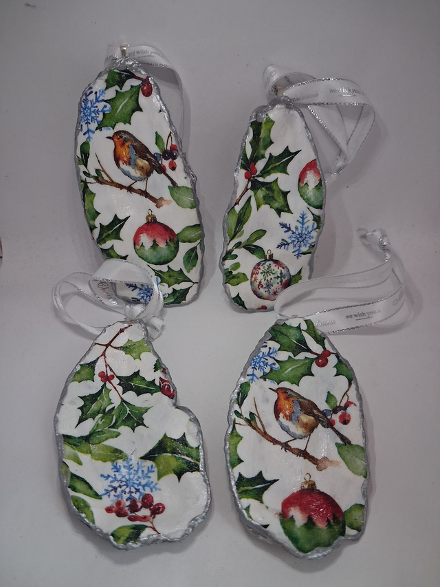  4 x hanging Robin and bauble ornaments 