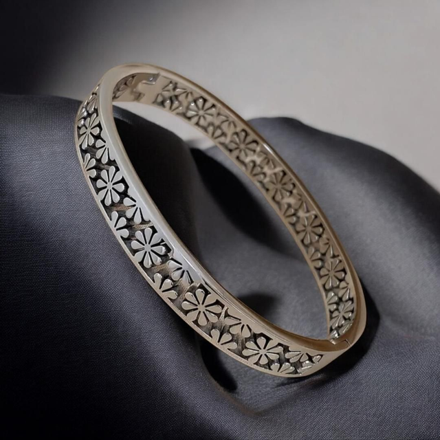 Bracelet Fleur Creuse en Acier Inoxydable Plaqué Or 18K - Bijoux Vintage pour Hommes et Femmes