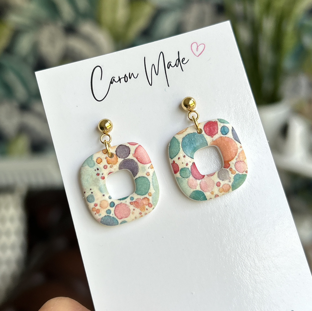 Droplet pattern rounded square earrings