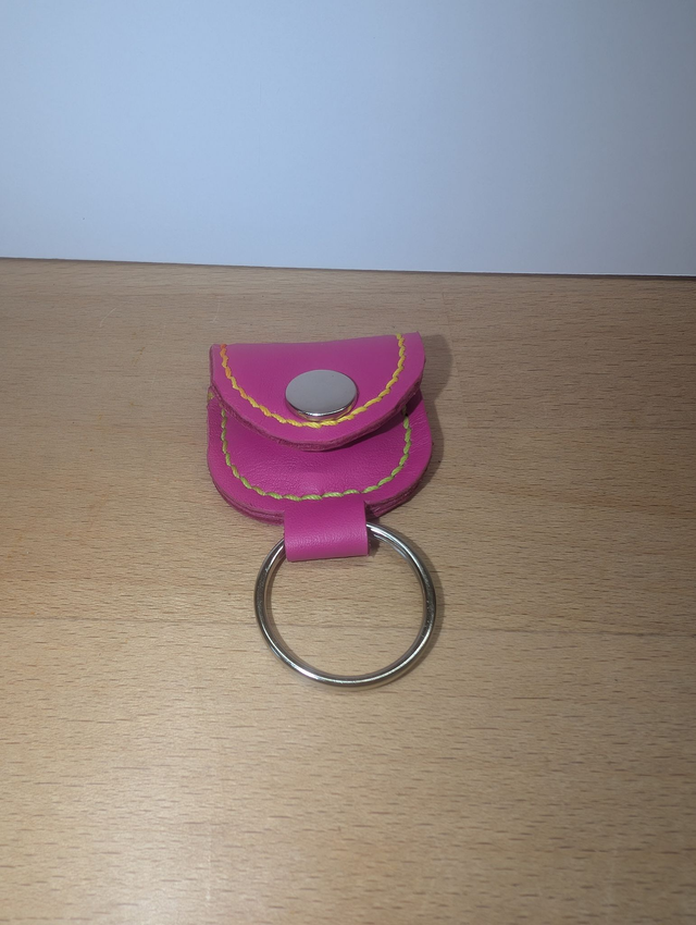 Porte-clé en cuir fuchsia avec étui pour médiator.
