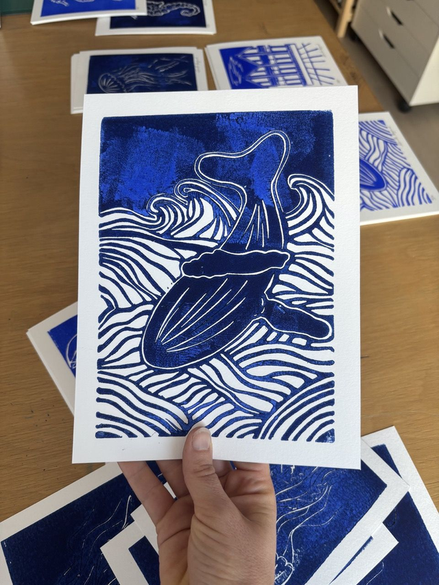 La Baleine qui danse avec les vagues