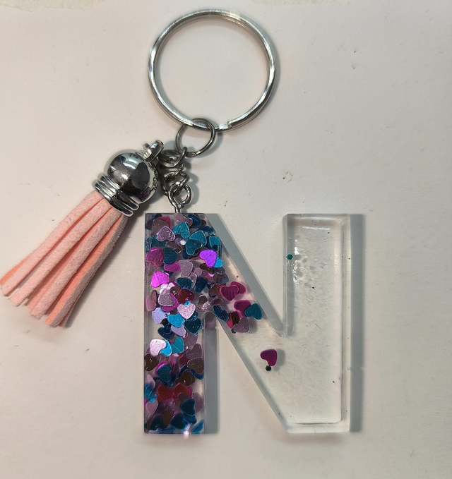 Porte clés initiale "N" transparent et coeurs bleu et rose 
