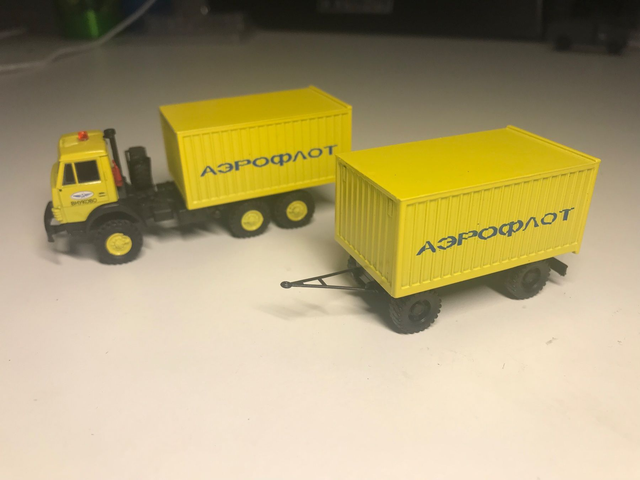 Kamaz  Container mit Anhänger Aeroflot Vnukovo Airport 