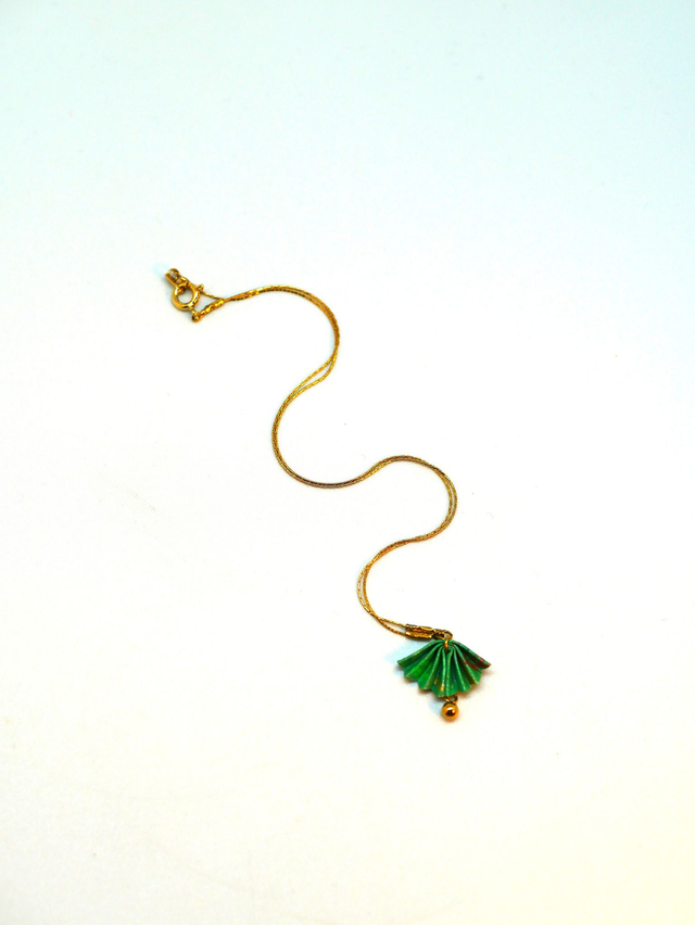 Collier Petit Paon vert paillettes 