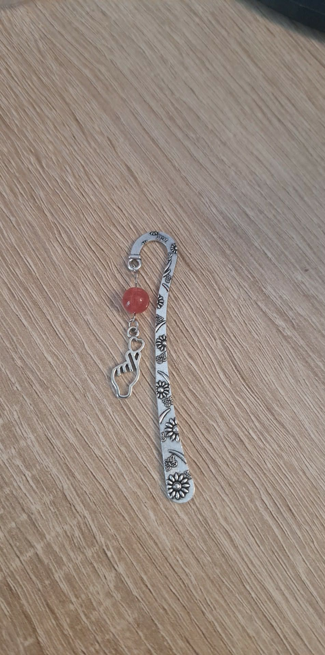 Marque-page en métal argenté avec cœur et perle rouge