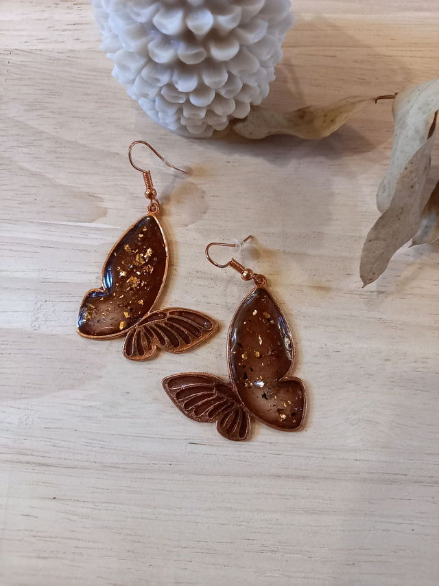 Boucles d&#039;oreilles Résine - papillon marron à paillettes 