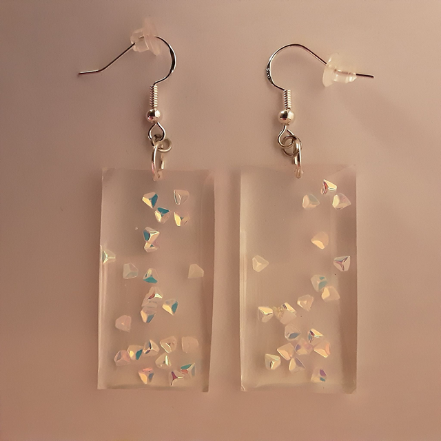 Boucle d’oreille petit rectangle fond transparent et incrustation irisées relief