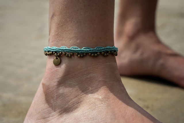 Bracelet de cheville en micro-macramé couleur vert d&#039;eau