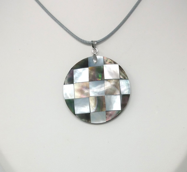 COLLIER CORDON COTON CIRE AVEC PENDENTIF ROND NACRE MOSAIQUE - 44251