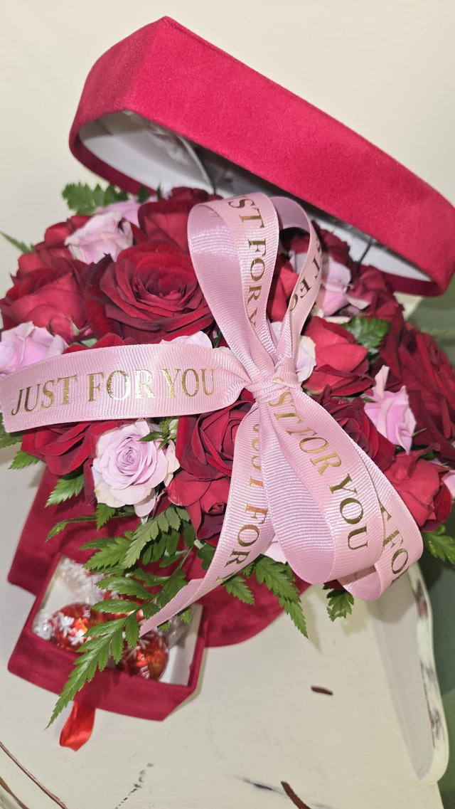 🌹 Luxury Red Rose Gift Box with Chocolates