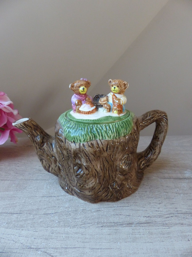 Ancienne Théière en Céramique Couple d'Oursons en Pique-Nique sur Tronc d'Arbre