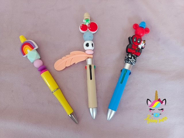 1 stylo avec recharge + 2 stylos 4 couleurs 