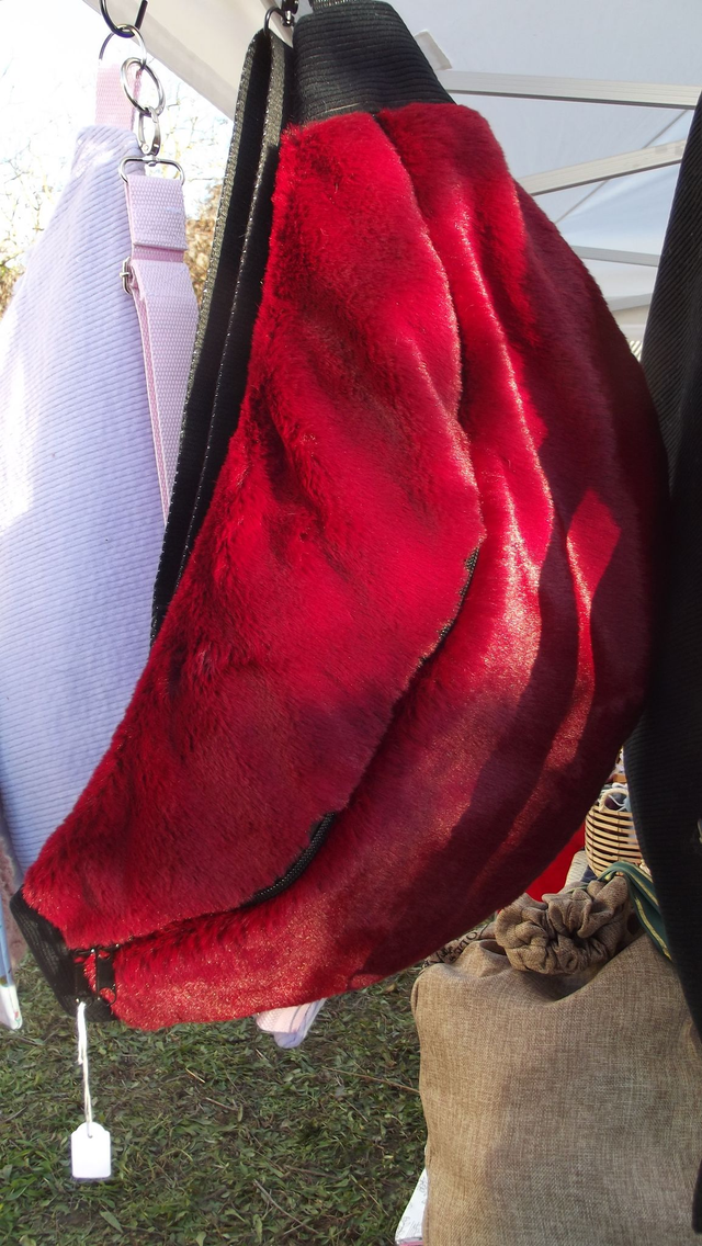 Sac banane fausse fourrure rouge grenat