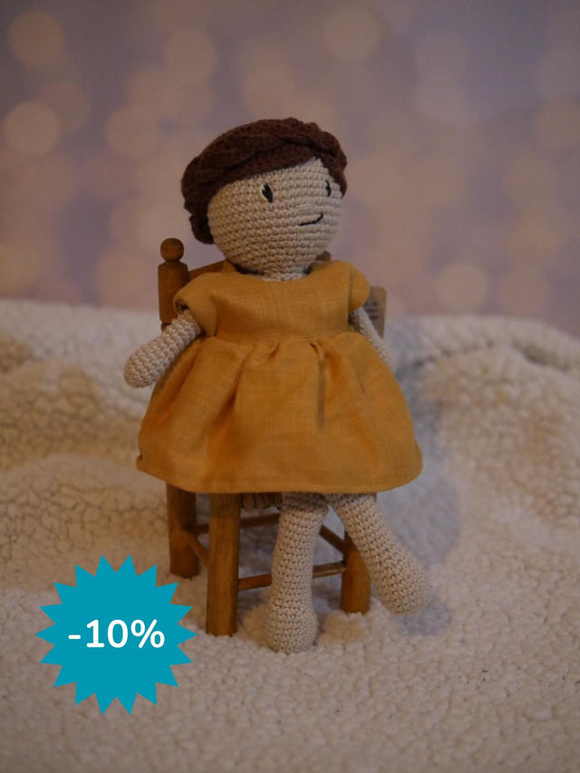 Poupée peau mate, tresse brune