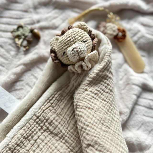 Elyo, doudou lion lange sable 