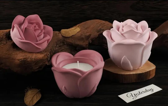 Bougie dans un pot floral 