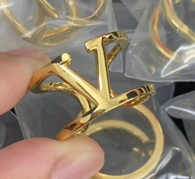 Bague V doré 