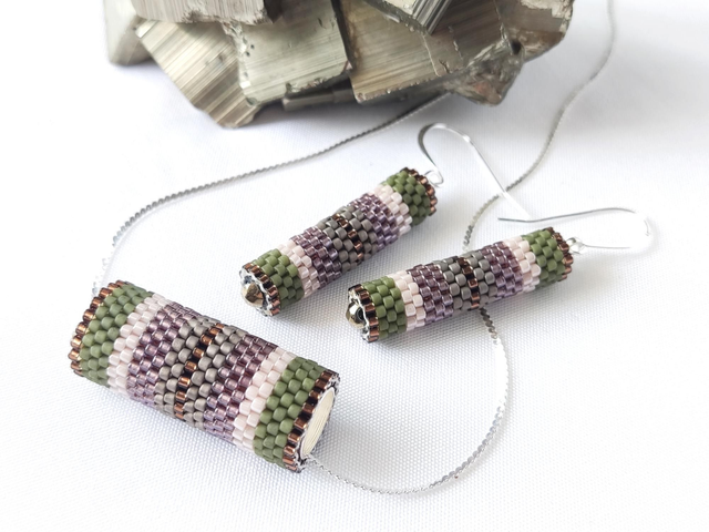 Conjunto de colgante y pendientes tubo verde y lila