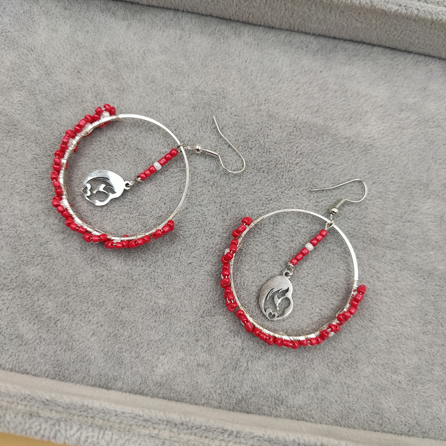 Boucles d’oreilles créoles argentées avec perles rouges en fleurs et pendentif mère et enfant