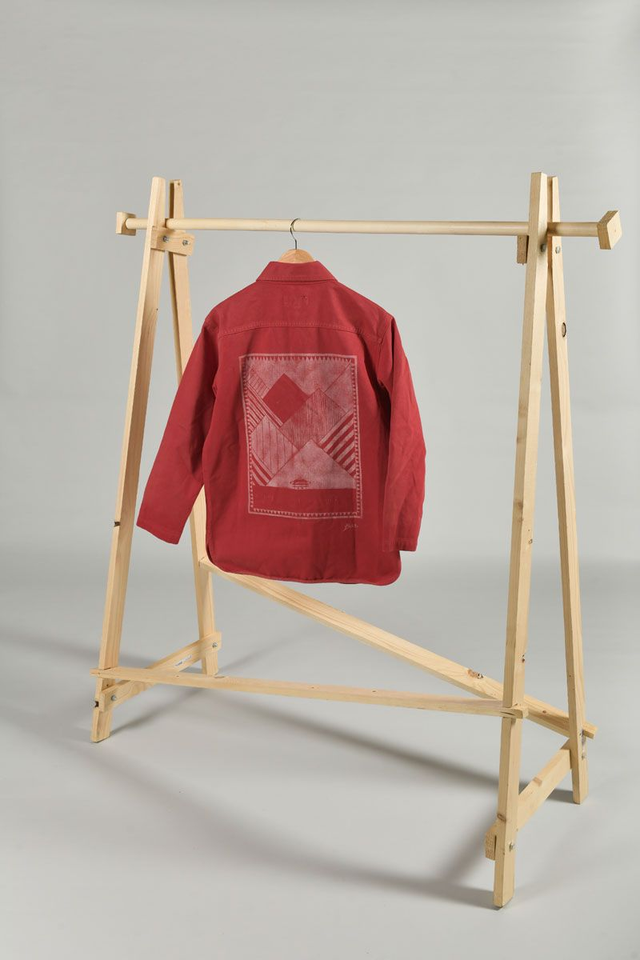 veste rouge de seconde main tamponnée - tampon montagne banc