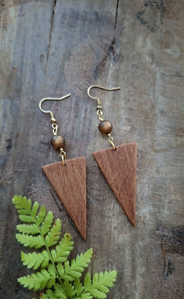 Natürliche Holzohrringe mit Perlen