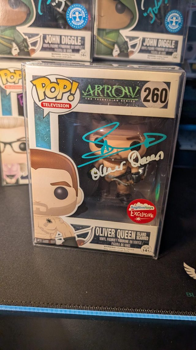 Funko Pop DC Arrow Oliver Queen Island Scarred 260 Signed By Stephen Amell with Monopoly Events COA 