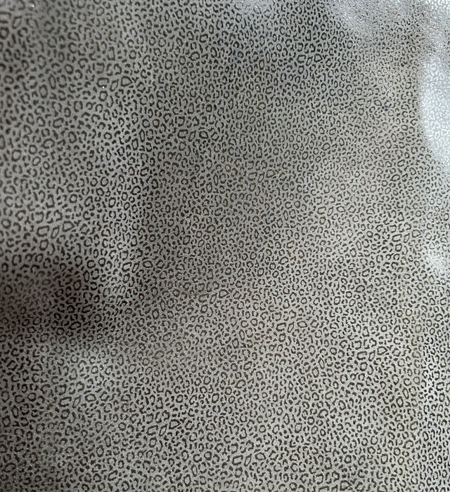 Chute de cuir blanc gris léopard