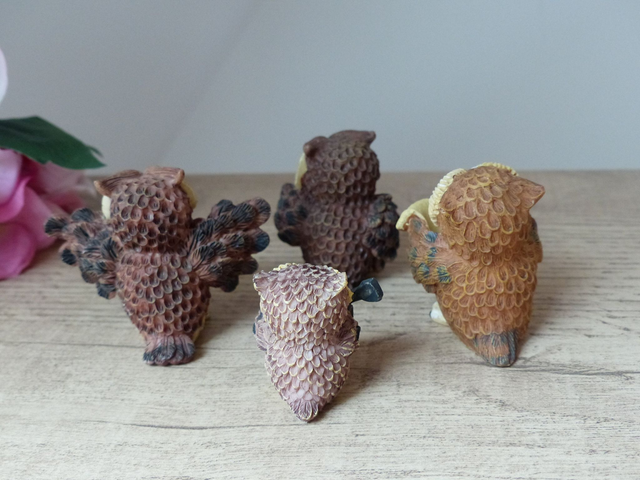 Lot de quatre figurines miniatures collection Famille chouettes hiboux Scènes de Vie Loisirs Vintage