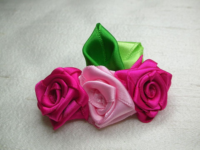Composition de roses rose vif et rose pâle-noeud pour chien-barrette pour chien