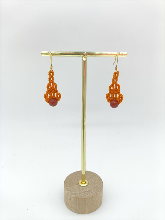 Boucles d'oreilles discrètes en micro macramé avec perles flottantes