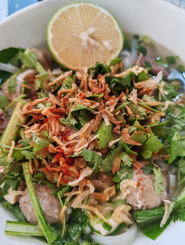 Soupe phô bœuf ( servi avec nouilles fraîches et légumes)