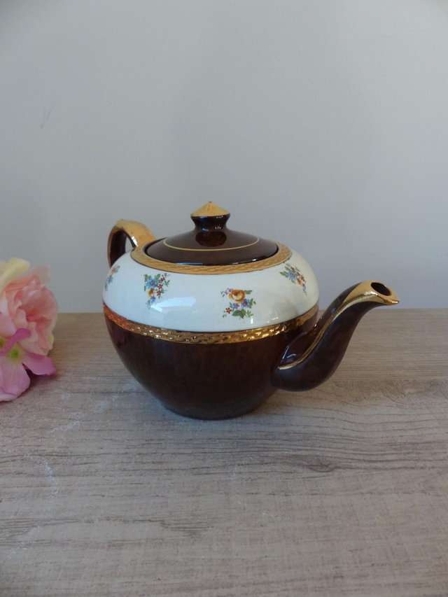 Théière Vintage Anglaise Numérotée – Céramique Marron et Crème avec Garniture Dorée – Motif Floral – Made in England
