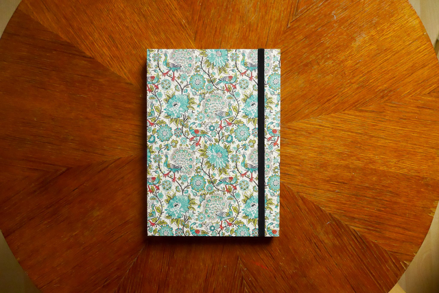 Carnet de notes A5 rigide motifs paons bleus