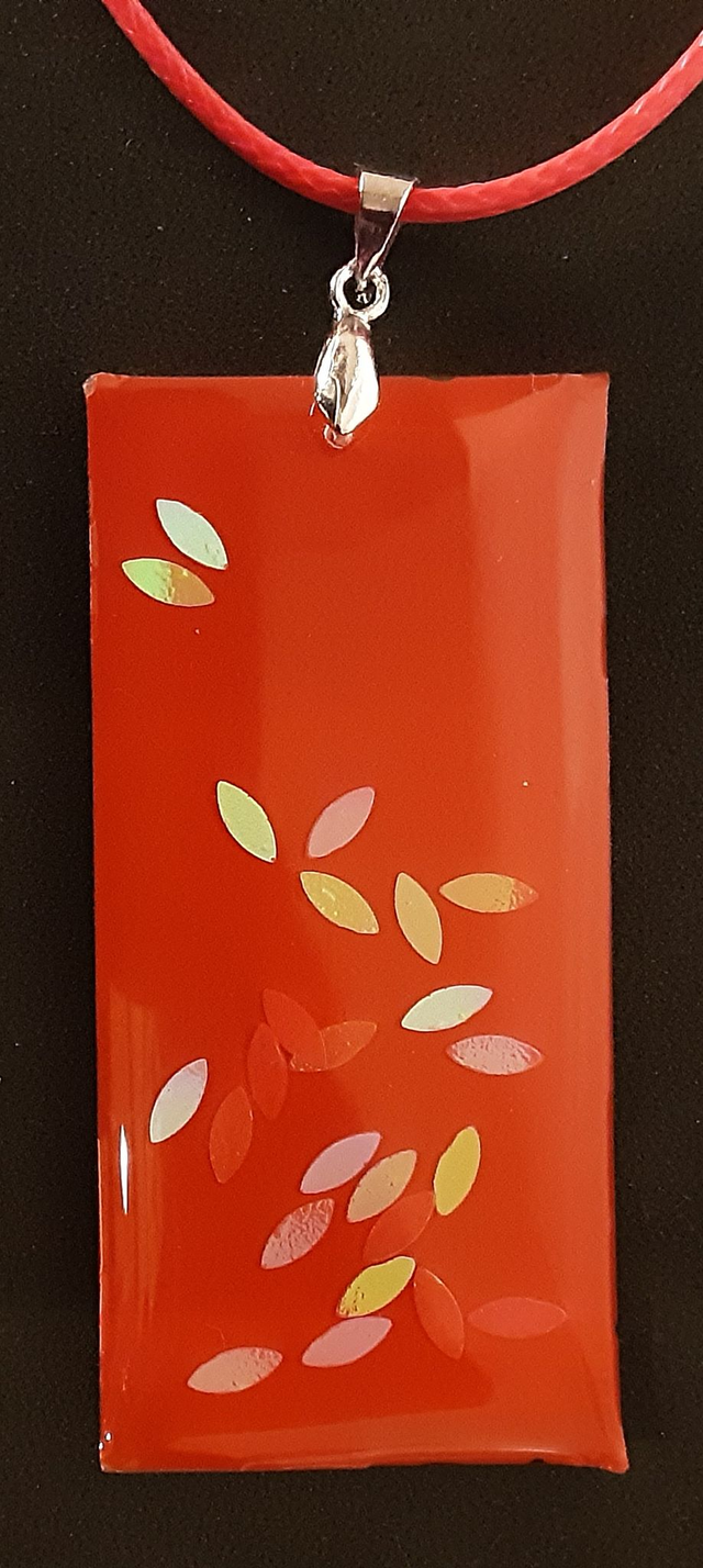 Pendentif grand rectangle collection Mouna fond rouge vif et inclusion rose scintillante