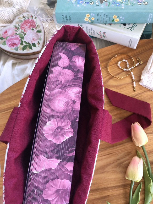 Pochette à livres en coton matelassé Philomèle rouge - ouverture latérale avec nœud