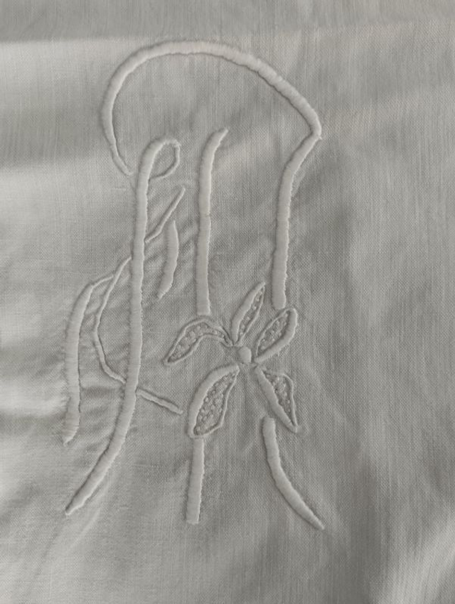 Monogramme M sur ancien drap coton