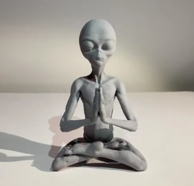 Realistisch Grey Alien beeldje mediterend (15cm)