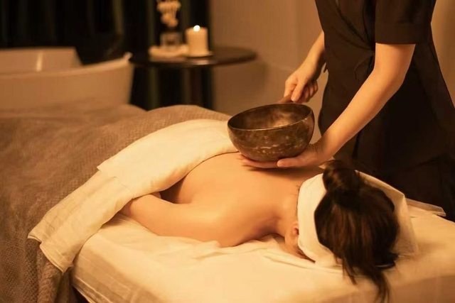 60 min tiefenentspannende Klangschalenmassage mit Aromaöl