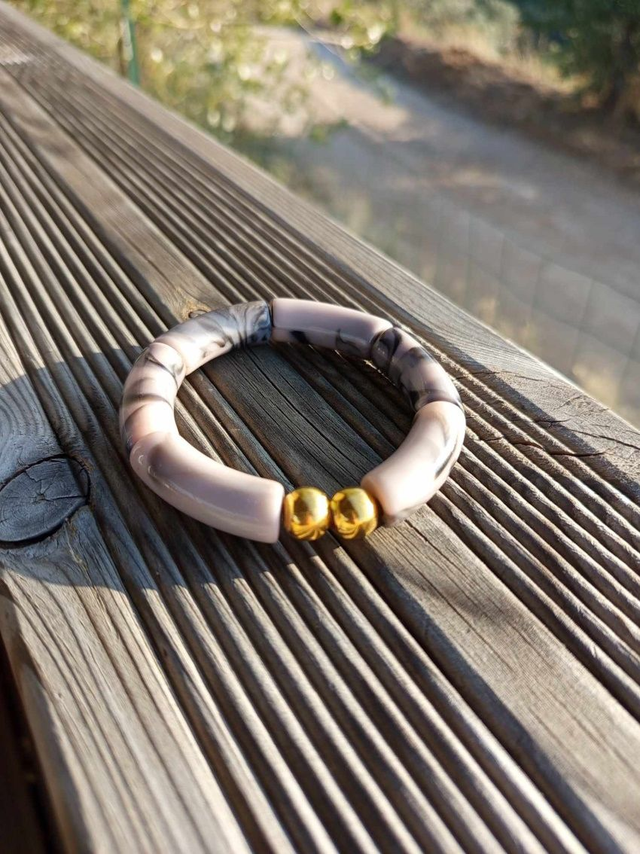 Bracelet perles tubes incurvées acryliques marbrées Khazaana rose 