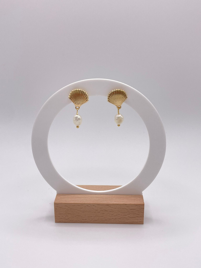 OCEANA – Muschelförmiger Ohrstecker mit Süßwasserperle