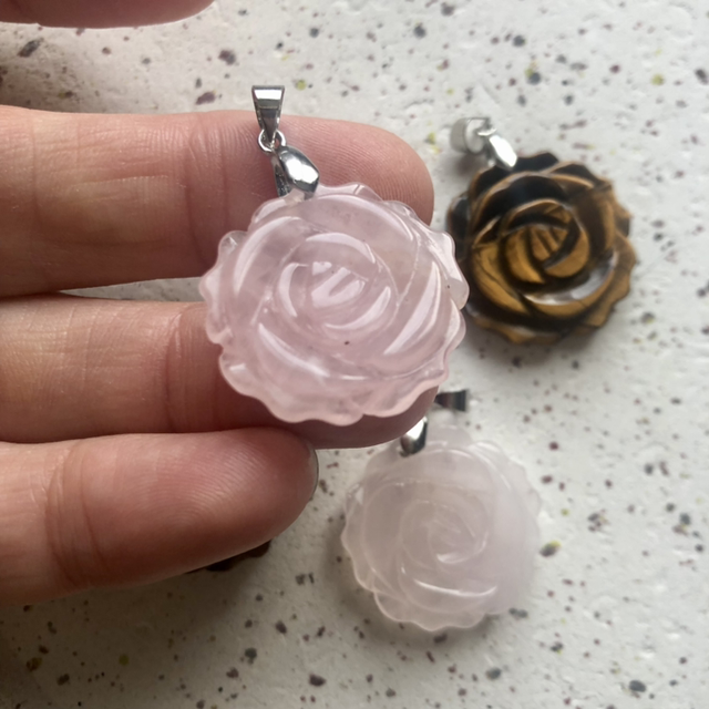 Pendentif sculpté Quartz Rose 