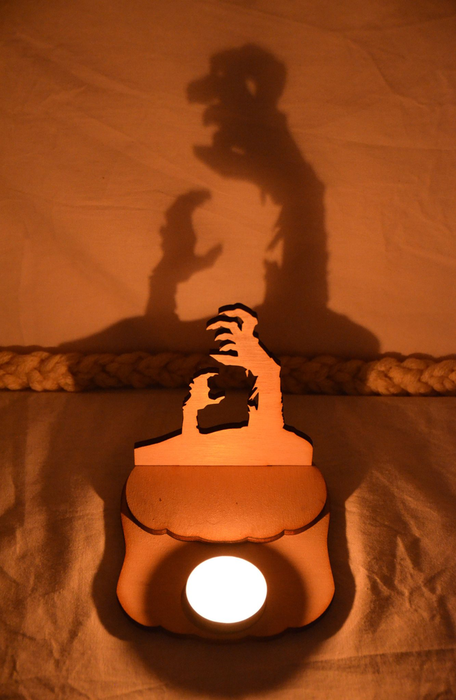 Bougeoir à réflexion mains de mort-vivant