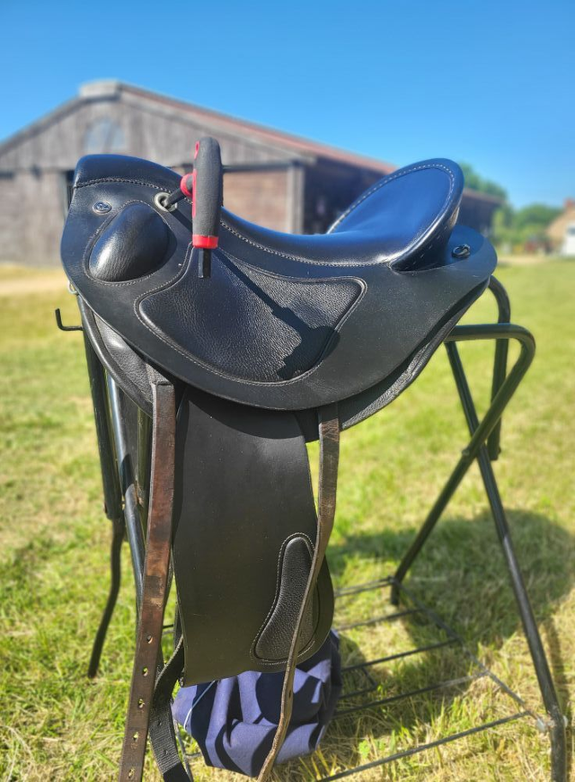 Selle Deuber &amp; Partner Quantum Sport S4 (18") – Arcade réglable