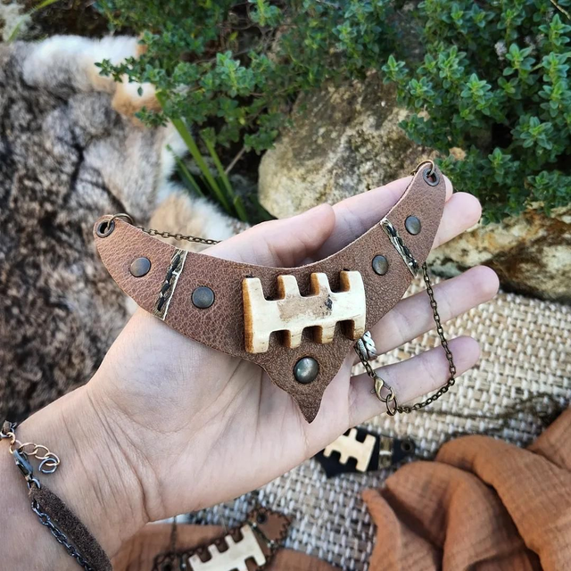 Ras de cou avec une perle d&#039;os