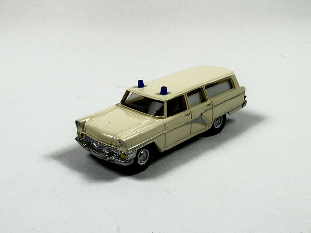 GAS-13 "Tschaika"-Kombi DDR 1970 Krankenwagen des Regierungsfuhrparks der DDR