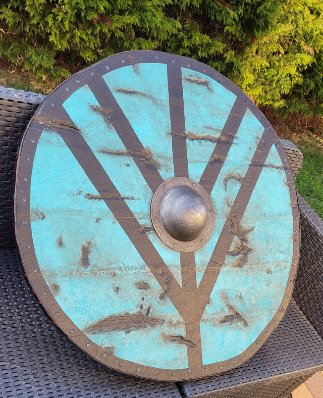 Bouclier viking, avec sangle en cuir, bleu/vert avec motif noir, en bois, cuir, métal pour accessoire costume adultes et décoration intérieur