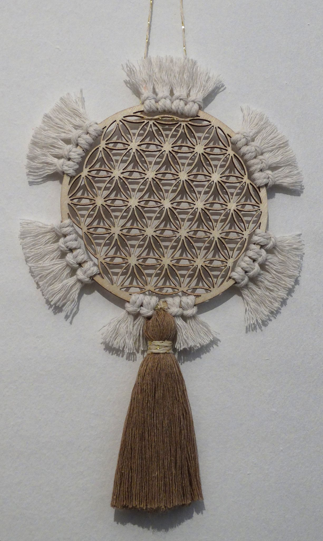 FLEUR DE VIE ornée de fils de macramé et d&#039;un pompon